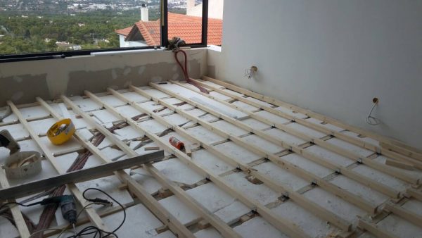 Vibro-FM lattian askeläänen vaimennin asennus koolaus