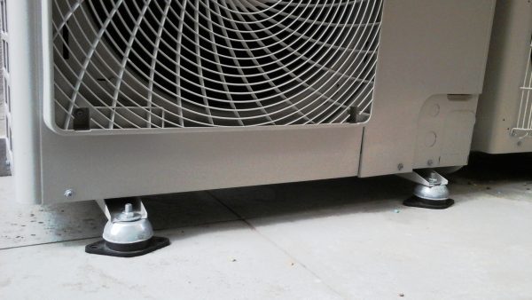 Tärinänvaimennin ilmalämpöpumppu